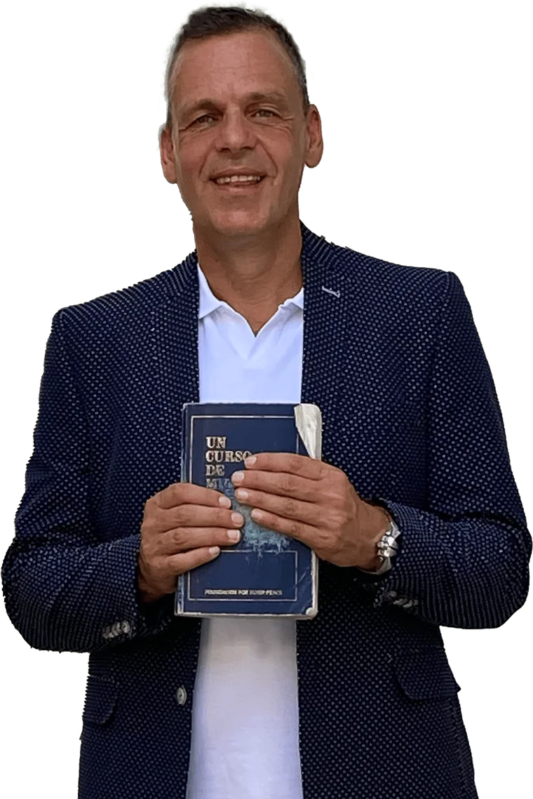 Hubert Schlaucher mit dem Kursbuch