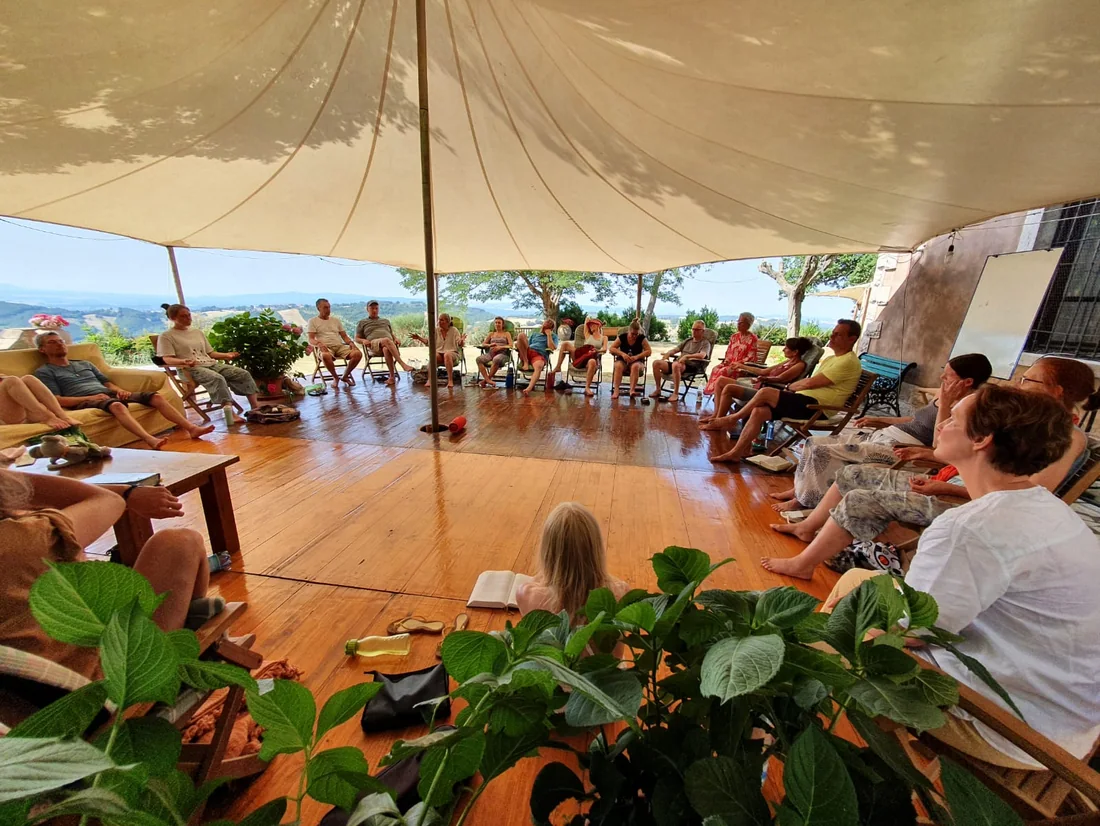 Sommer-Retreat in der Toskana: Gruppe unter Zelten